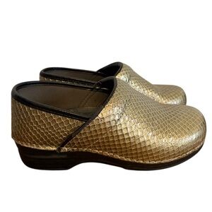 Dansko XP Clogs Women Faux Snakeskin Slip Resistant Work wear EU 38 Gold
